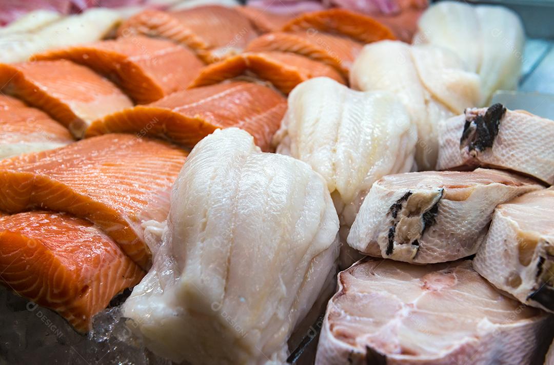 Peixes cortados á venda. filé de peixe, salmão.