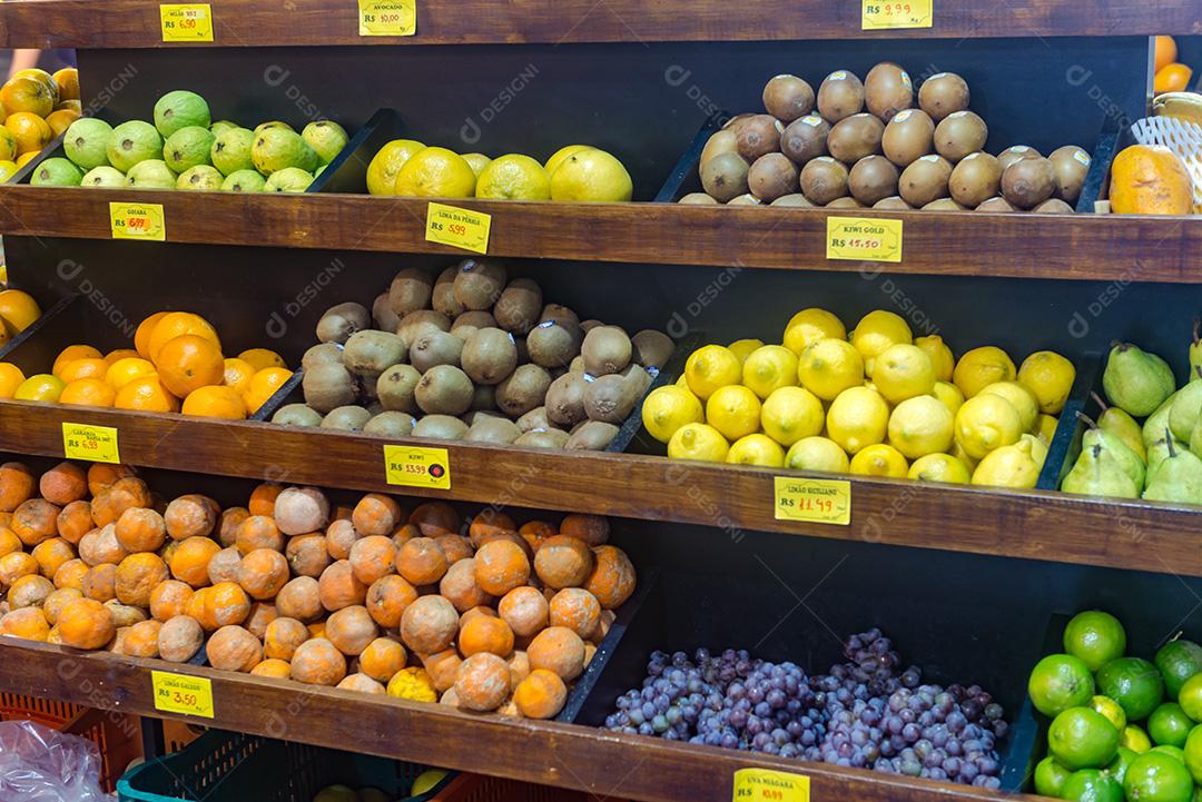 Supermercado. Frutas á venda em supermercado. Comercio. Frutas.