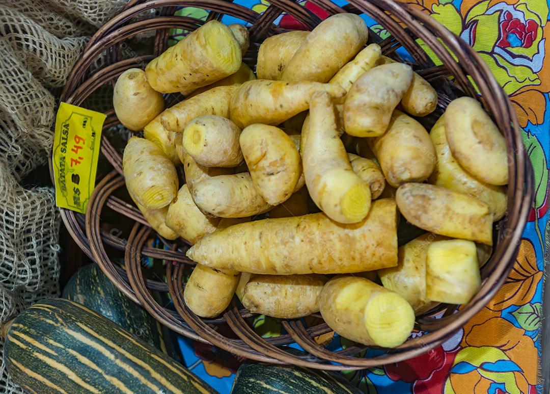 Batatas á venda em uma cesta. Batatas cruas cortadas. pano alimentar