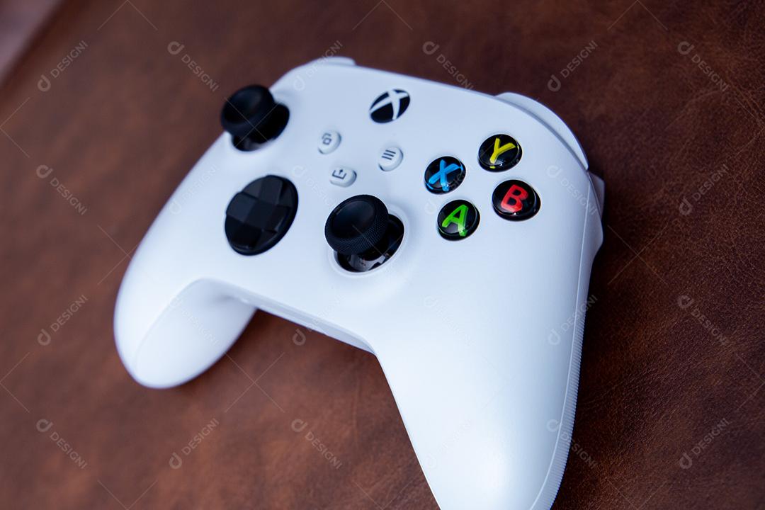 São Paulo, Brasil - 03, 2022: Controlador branco do novo console xbox Series S. No fundo branco.