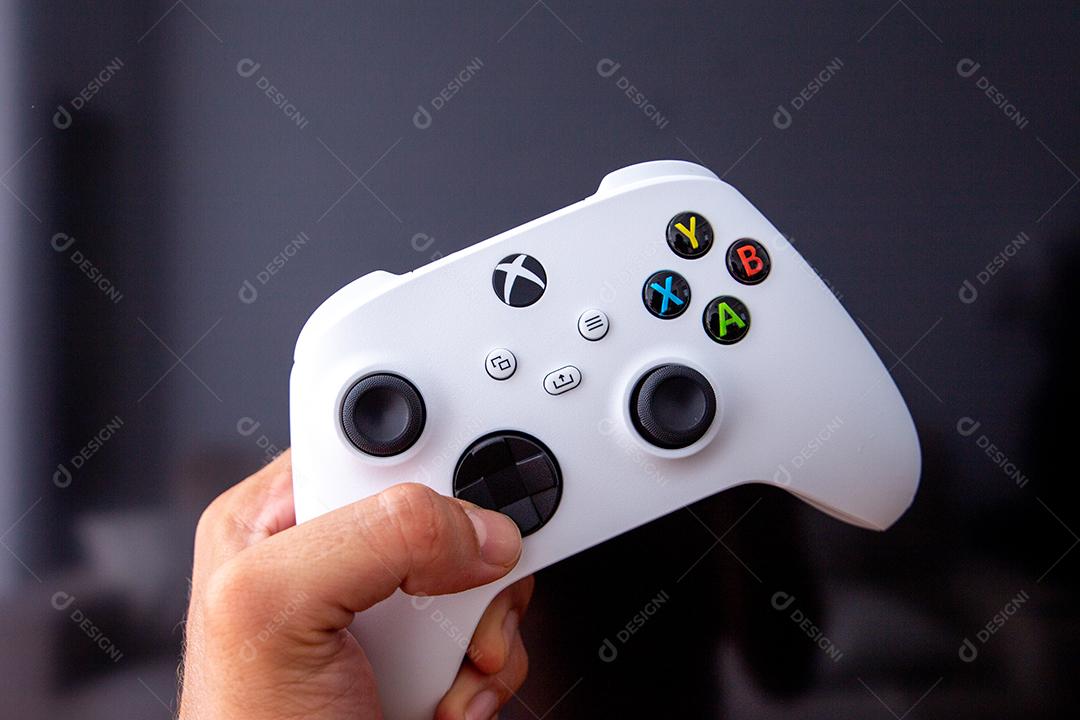 São Paulo, Brasil - 03, 2022: Garota jogando o novo console xbox Series S. Com uma televisão em segundo plano.