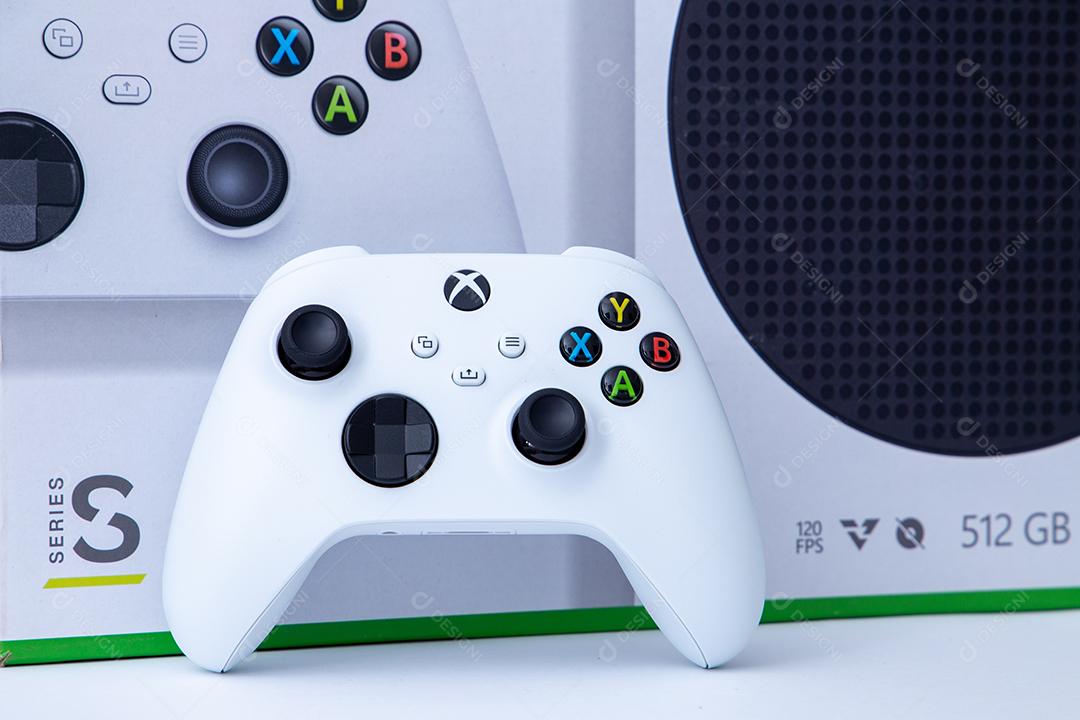 São Paulo, Brasil - 03, 2022: Controlador branco do novo console xbox Series S. No fundo branco.