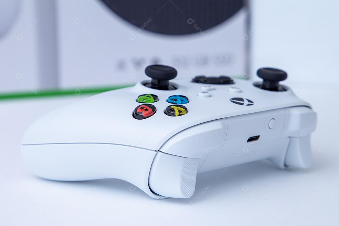 São Paulo, Brasil - 03, 2022: Controlador branco do novo console xbox Series S. No fundo branco.