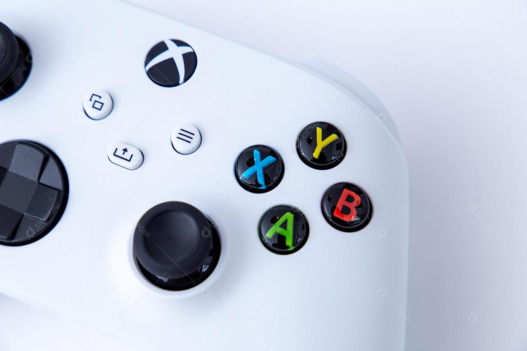 São Paulo, Brasil - 03, 2022: Controlador branco do novo console xbox Series S. No fundo branco.