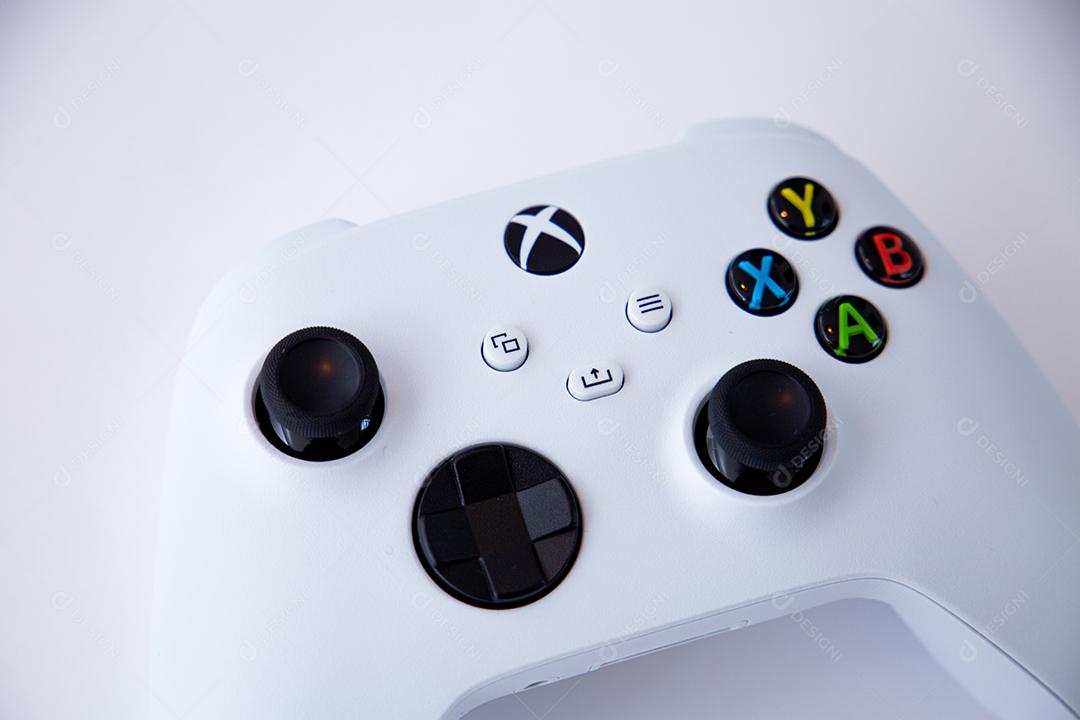 São Paulo, Brasil - 03, 2022: Controlador branco do novo console xbox Series S. No fundo branco.