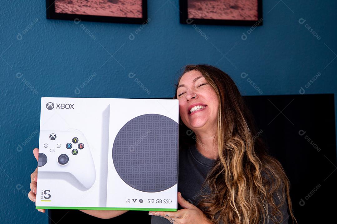 Jovem feliz com um novo console de videogame Xbox Series