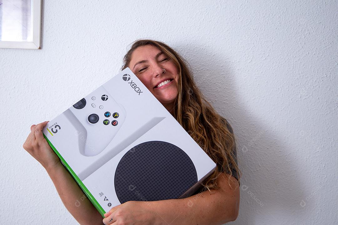 Jovem feliz com um novo console de videogame Xbox Series