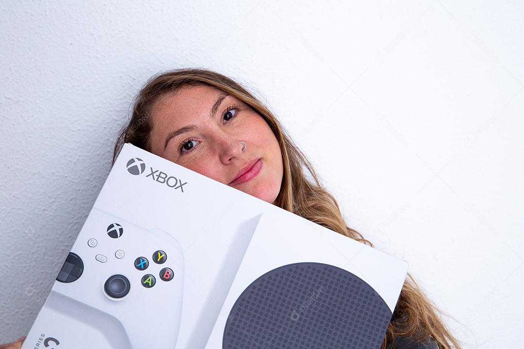 Jovem feliz com um novo console de videogame Xbox Series