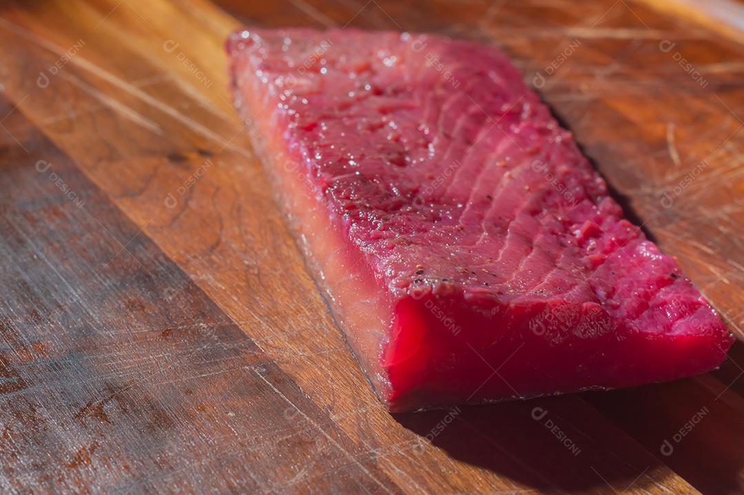 Gravlax, beterraba escandinava curada salmão, em uma tábua de madeira