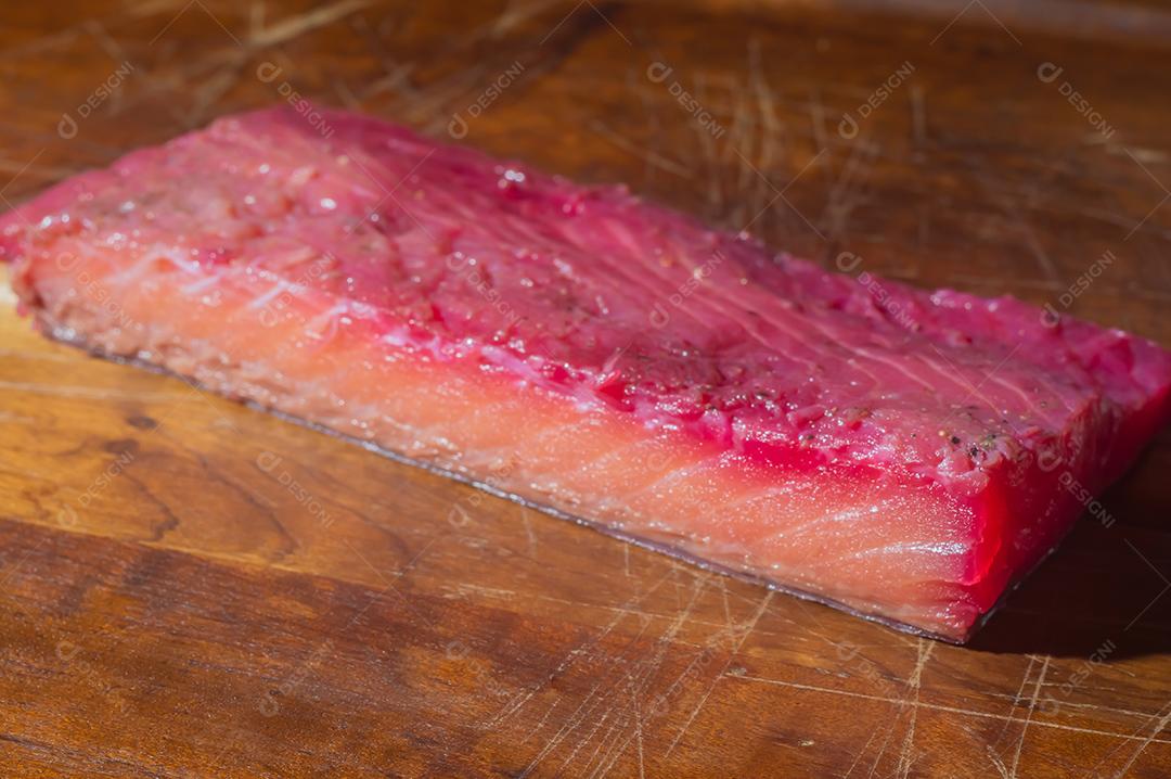 Gravlax, beterraba escandinava curada salmão, em uma tábua de madeira