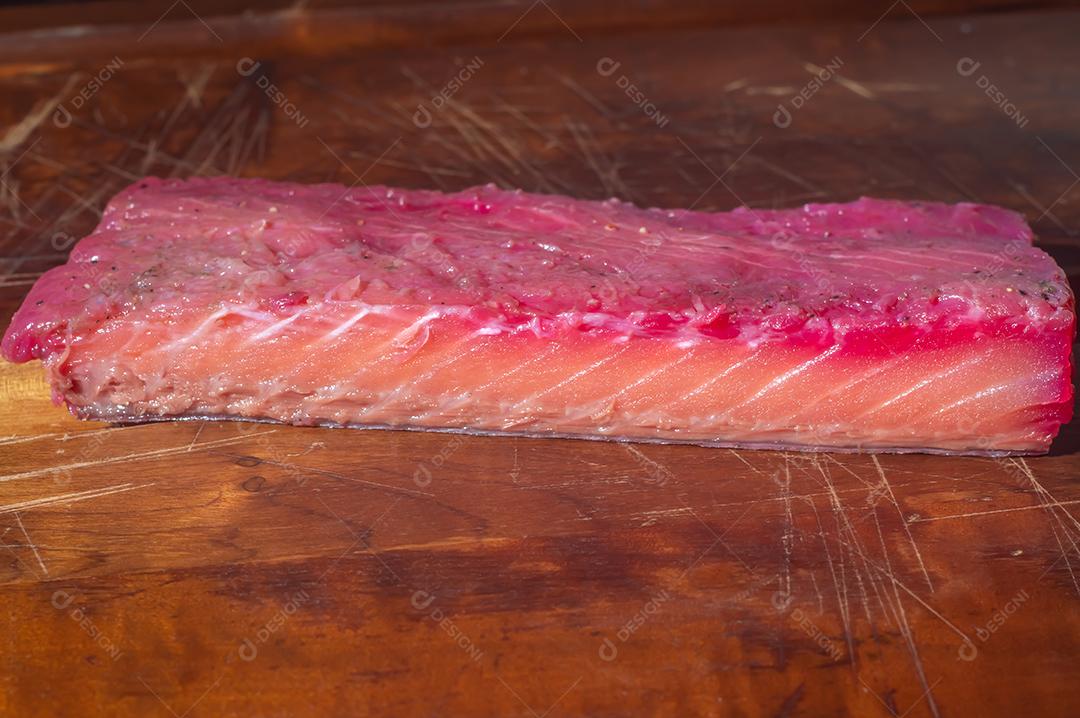 Gravlax, beterraba escandinava curada salmão, em uma tábua de madeira