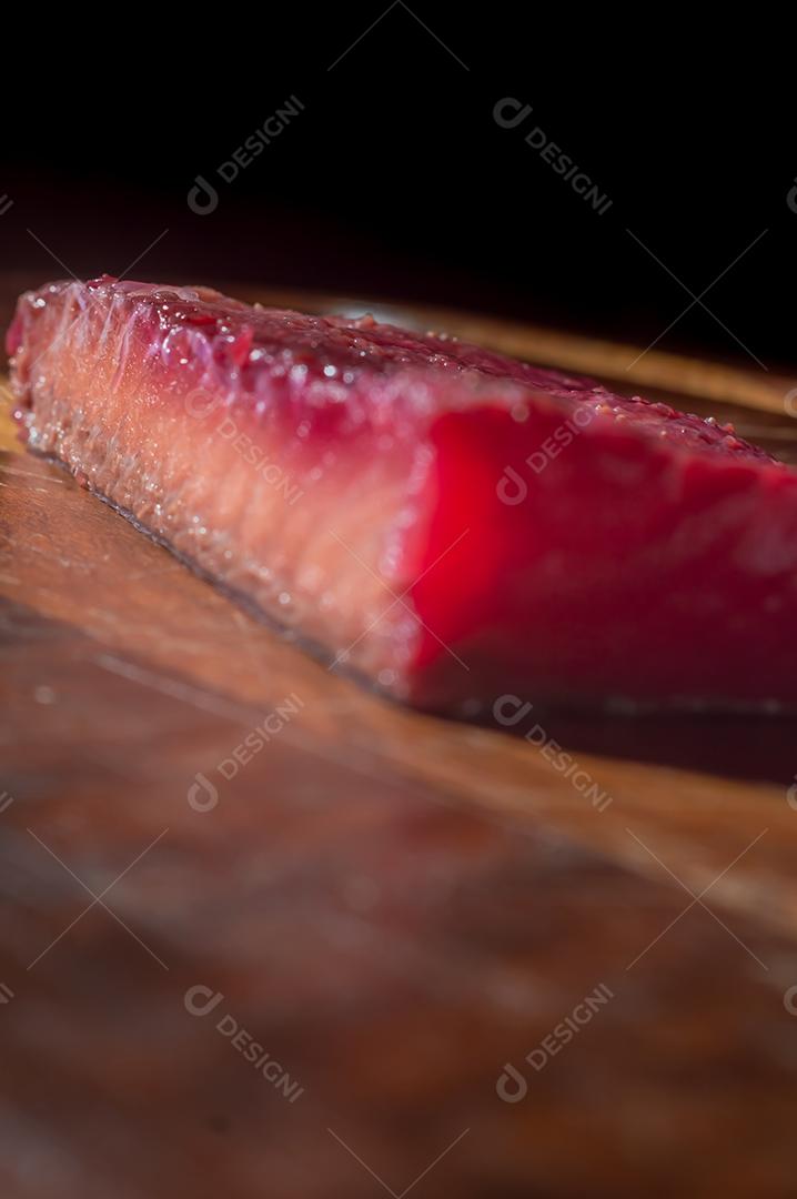 Gravlax, beterraba escandinava curada salmão, em uma tábua de madeira