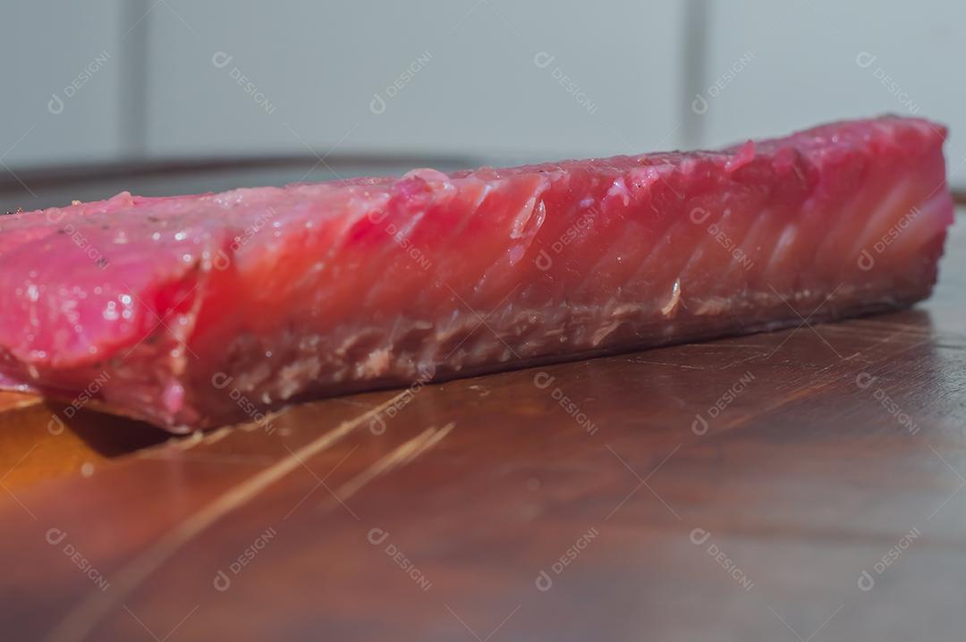 Gravlax, beterraba escandinava curada salmão, em uma tábua de madeira