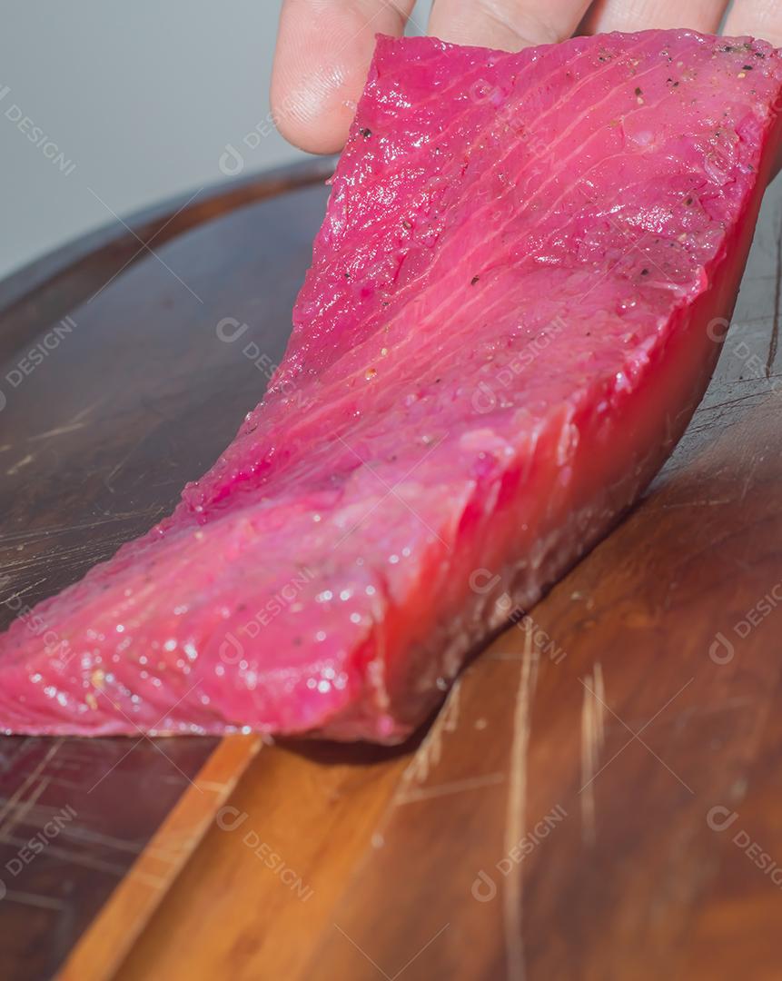 Gravlax, beterraba escandinava curada salmão, em uma tábua de madeira