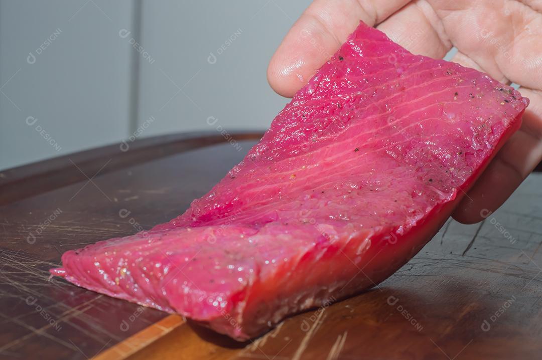 Gravlax, beterraba escandinava curada salmão, em uma tábua de madeira