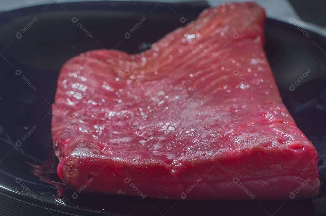 Gravlax, beterraba escandinava curada salmão, em uma tábua de madeira