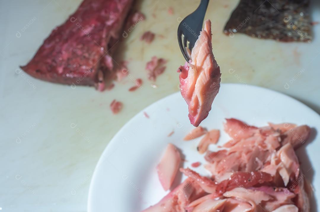 Gravlax, beterraba escandinava curada salmão, em uma tábua de madeira