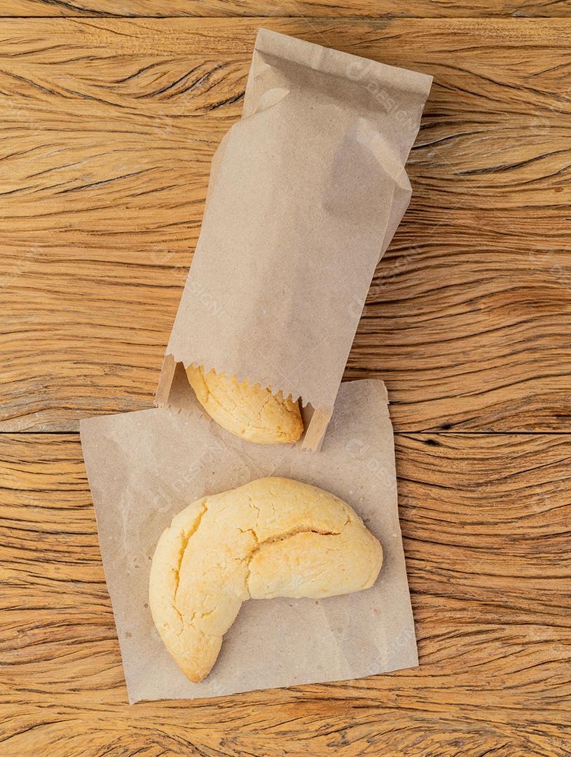 Chipas, típico pão de queijo sul-americano em um saco de papel sobre