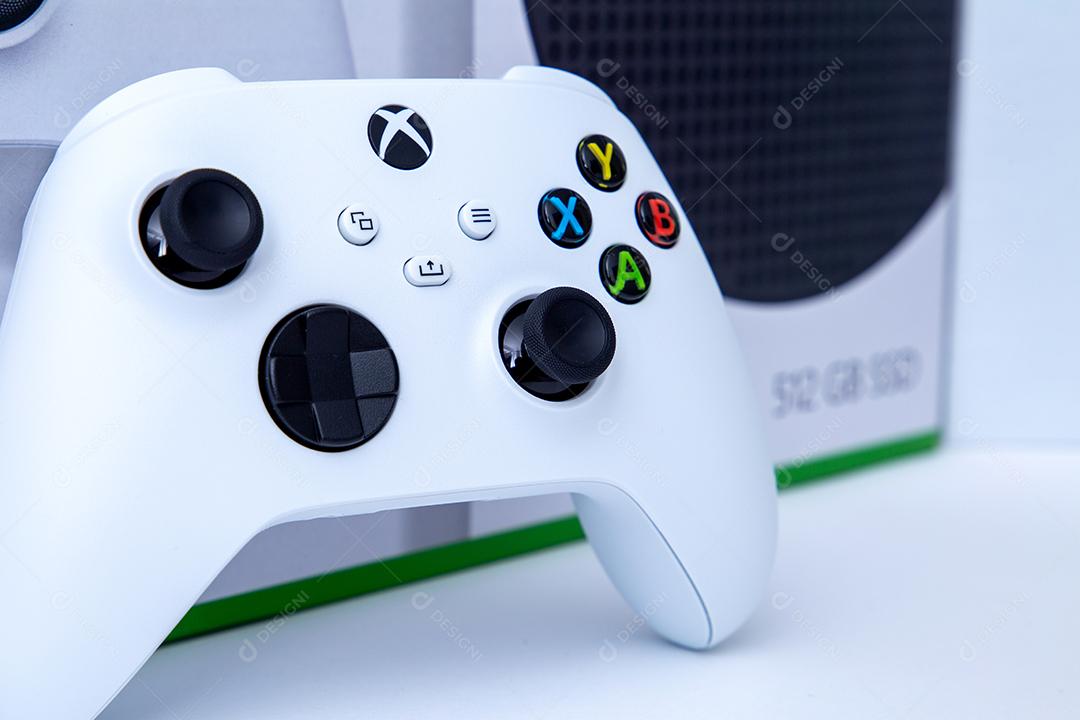 São Paulo, Brasil - 03, 2022: Controlador branco do novo console xbox Series S. No fundo branco.