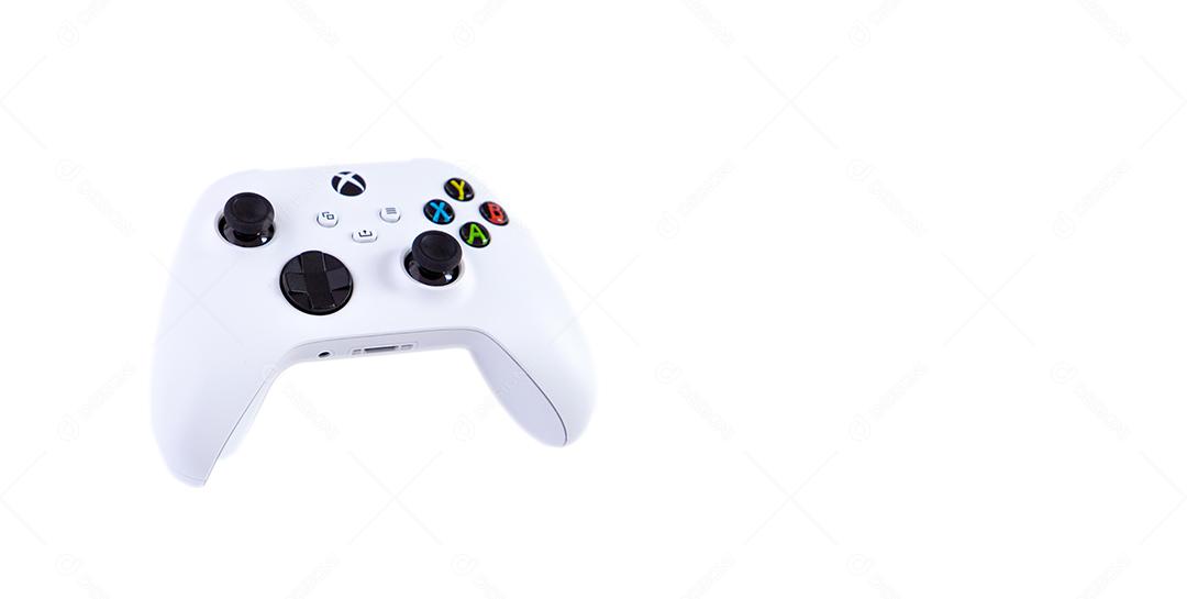 São Paulo, Brasil - 03, 2022: Controlador branco do novo console xbox Series S. No fundo branco.