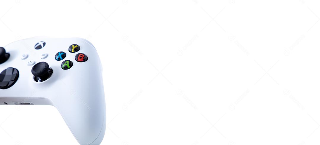 São Paulo, Brasil - 03, 2022: Controlador branco do novo console xbox Series S. No fundo branco.
