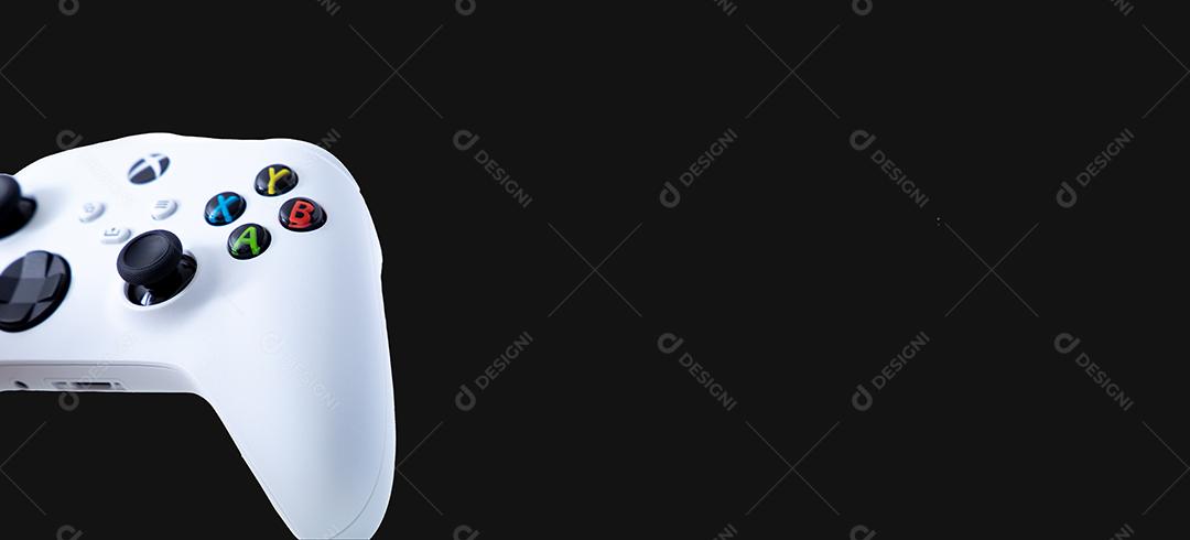 São Paulo, Brasil - 03, 2022: Controlador branco do novo console xbox Series S. No fundo preto.