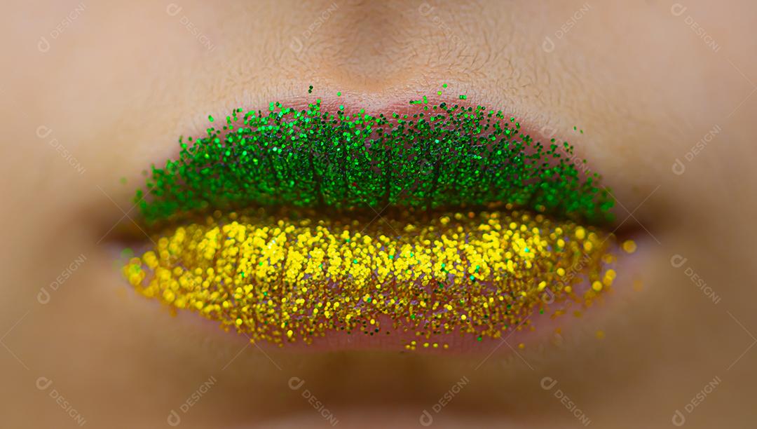 Mulher usando batom glitter amarelo