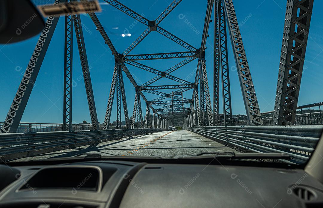 Ponte iluminada travesias ruas passarela