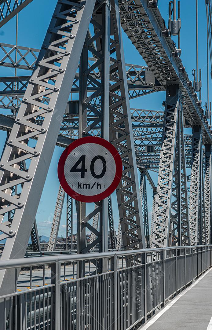 Ponte iluminada travesias ruas passarela