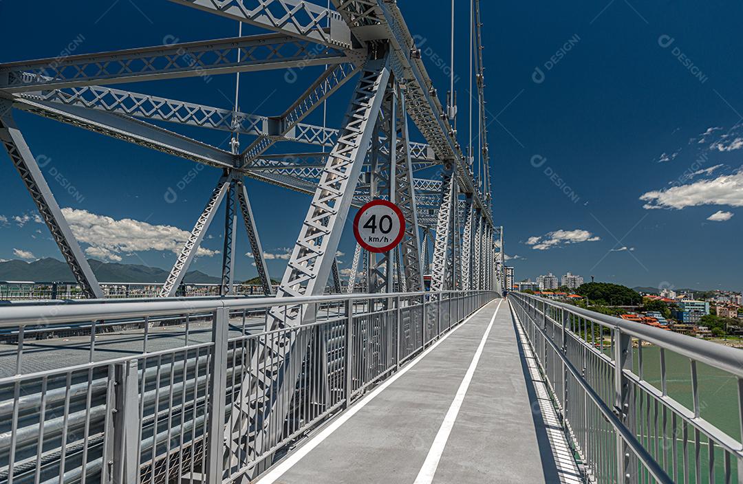 Ponte iluminada travesias ruas passarela