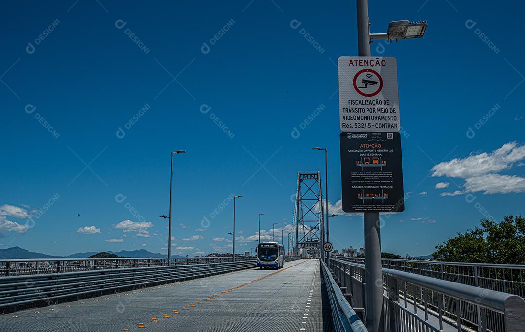 Ponte iluminada travesias ruas passarela