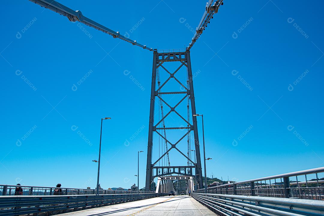 Vista da ponte Hercílio Luz e da Avenida Beira Mar Norte ao fundo. Conecta o continente à Ilha de Florianópolis.