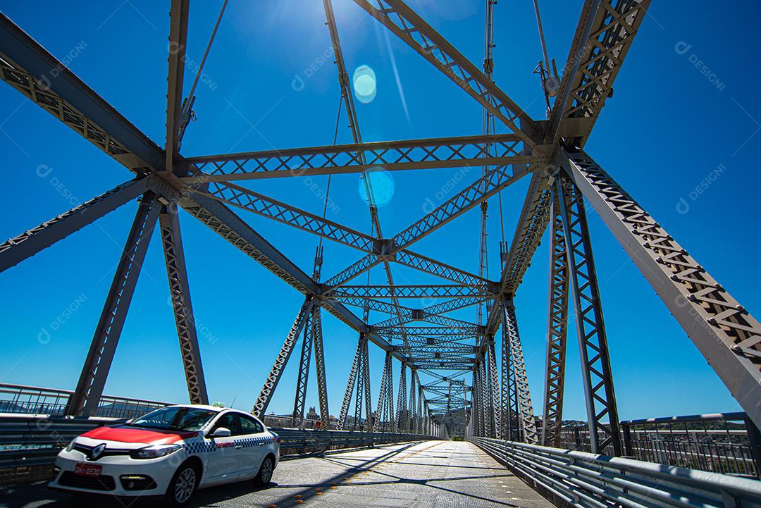 Ponte iluminada travesias ruas passarela