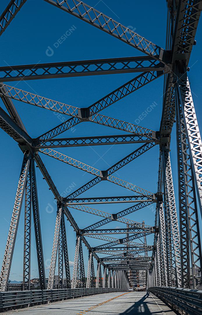 Ponte iluminada travesias ruas passarela