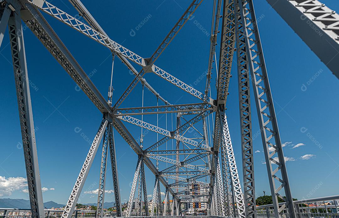 Ponte com porte. Barras de ferro da ponte. Construção