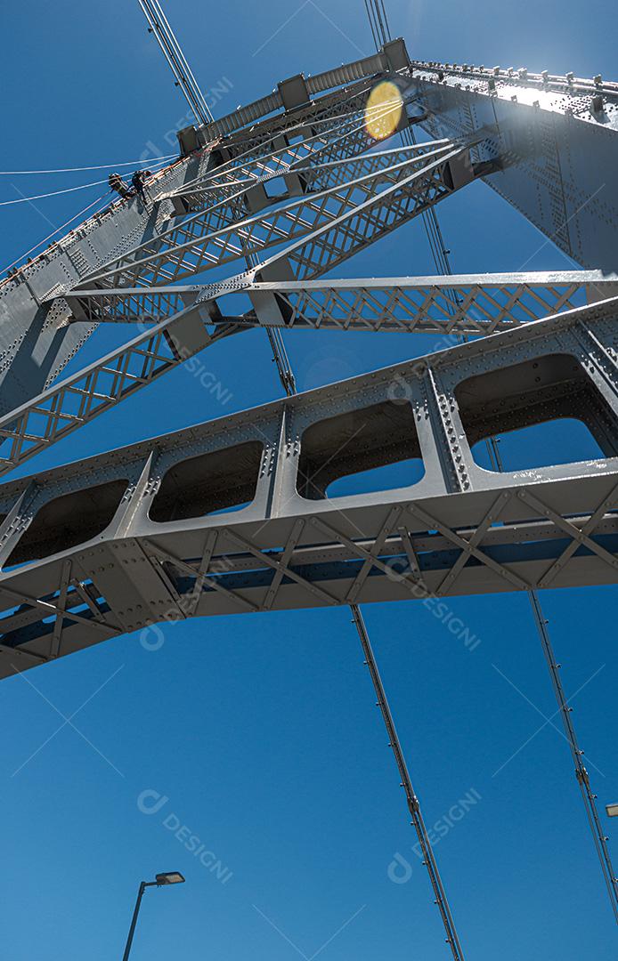 Ponte com porte. Barras de ferro da ponte. Construção