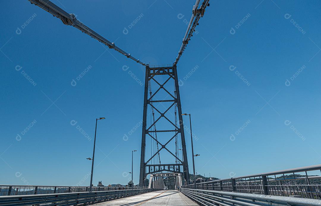 Ponte. Barras de ferro da ponte. Construção