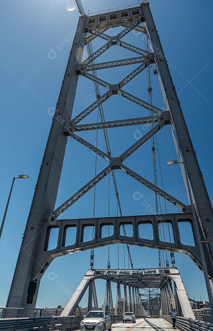 Ponte. Barras de ferro da ponte. Construção