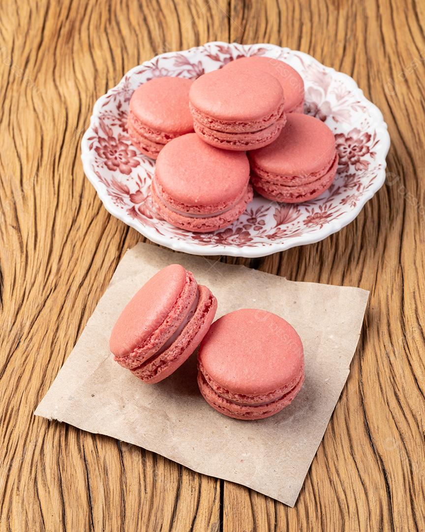 Macarons de Berry em um prato sobre a mesa de madeira