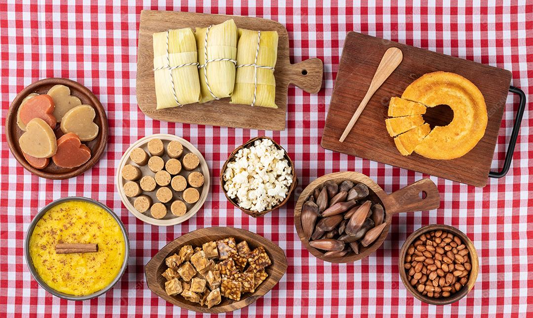 Comida típica brasileira do festival de junho sobre tecido xadrez vermelho. Festa Junina.