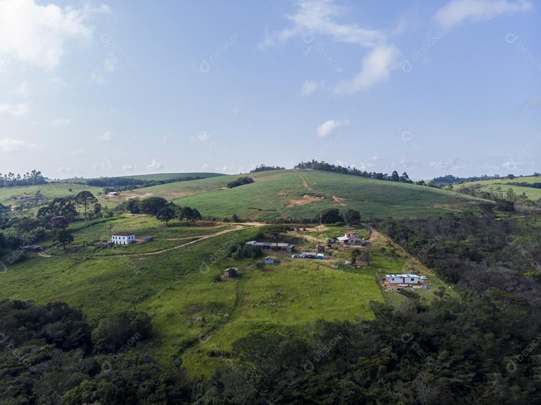Vista aerea de uma fazenda matos floresta