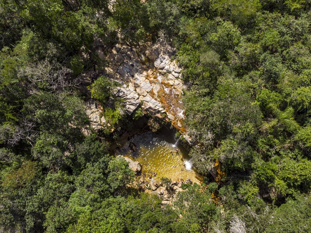 Paisagem vista aerea de um cachoeira floresta matos