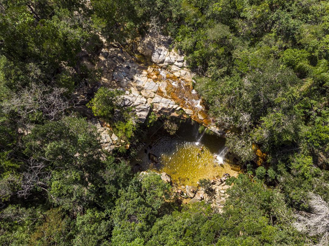 Paisagem vista aerea de um cachoeira floresta matos