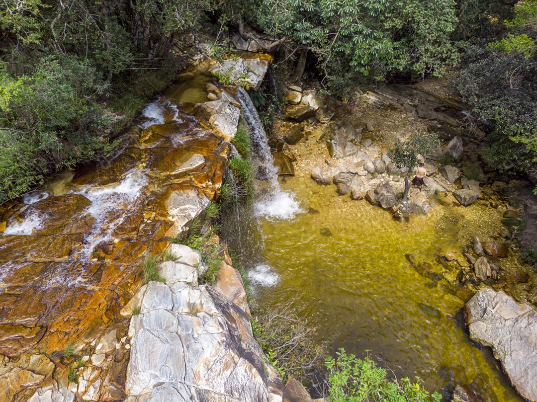 Paisagem vista aerea de um cachoeira floresta matos