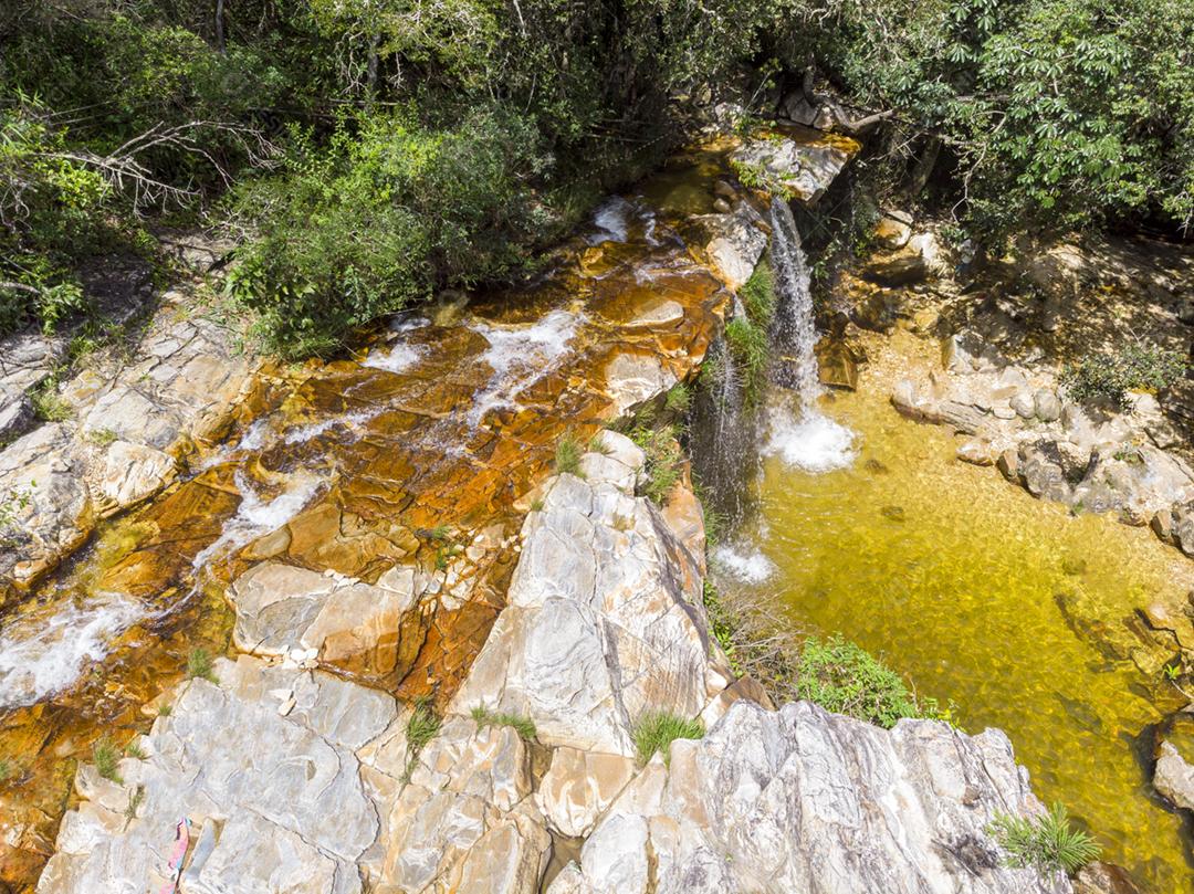 Paisagem vista aerea de um cachoeira floresta matos
