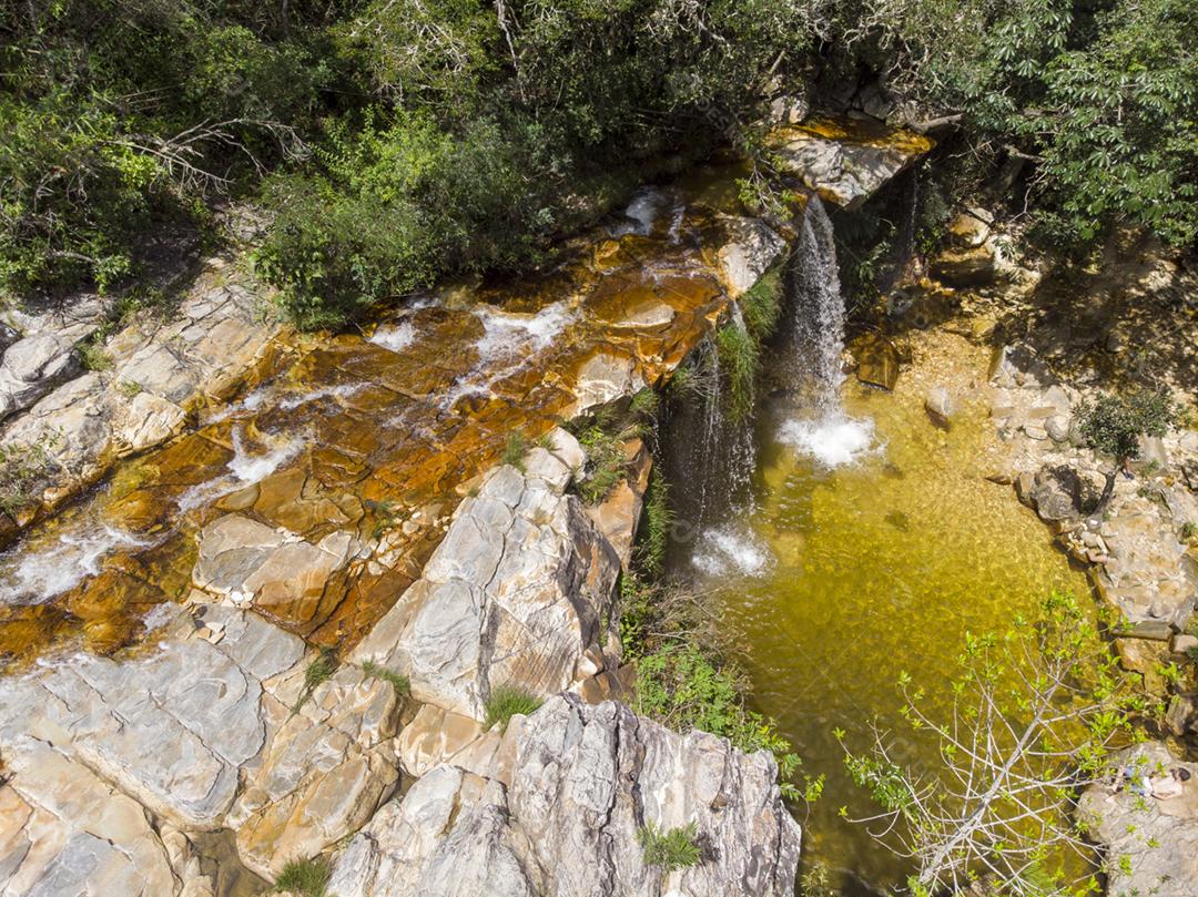 Paisagem vista aerea de um cachoeira floresta matos