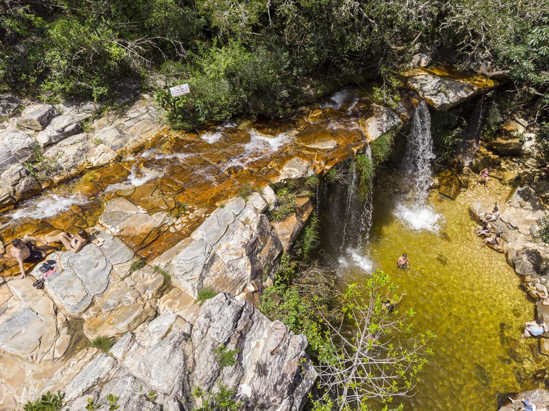 Paisagem vista aerea de um cachoeira floresta matos