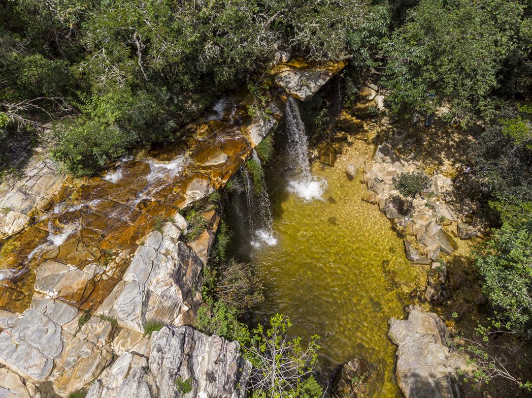 Paisagem vista aerea de um cachoeira floresta matos