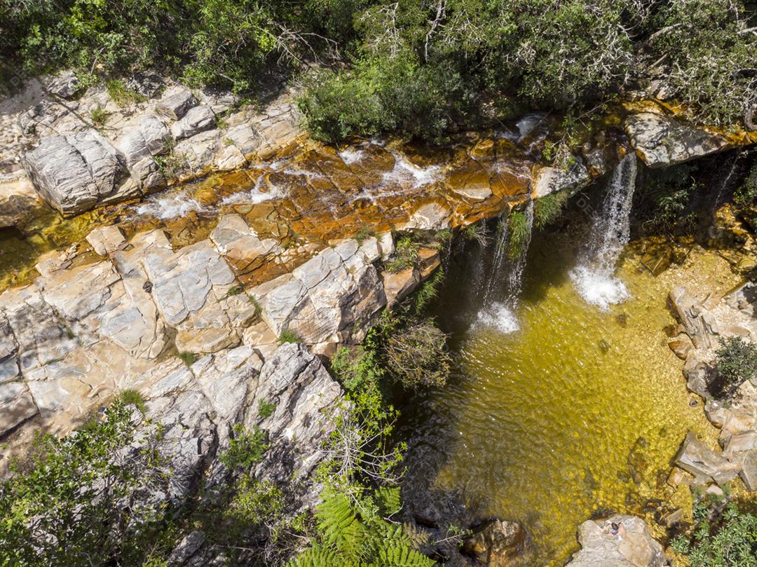 Paisagem vista aerea de um cachoeira floresta matos