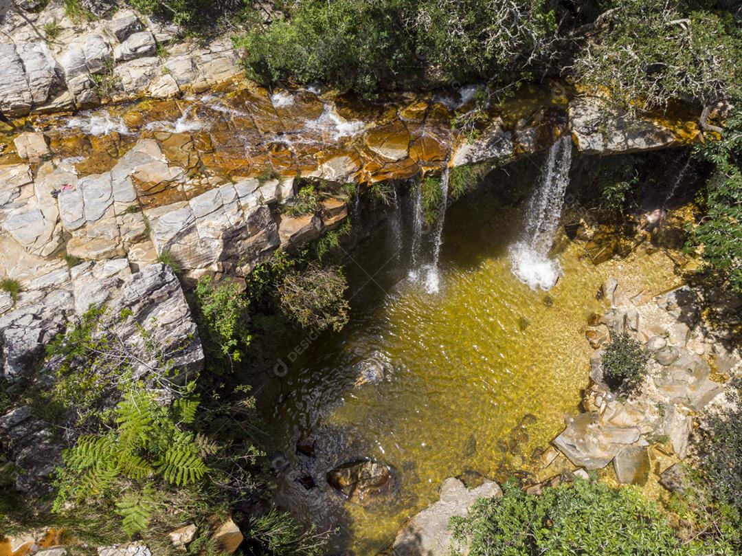 Paisagem vista aerea de um cachoeira floresta matos